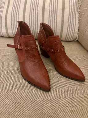 Women's Cognac Croc-Embossed Pointed Ankle Boots